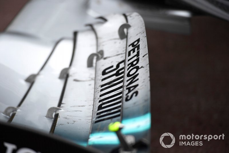 L'ala frontale di Lewis Hamilton, Mercedes AMG F1 W10, dopo la gara