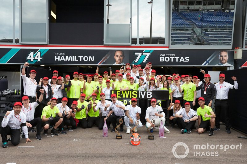 Lewis Hamilton, Mercedes AMG F1, 1st position, Valtteri Bottas, Mercedes AMG F1, 3rd position, Toto Wolff, Executive Director (Business), Mercedes AMG, and the Mercedes team celebrate
