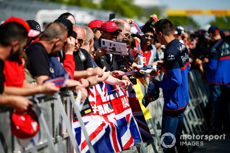 Alexander Albon, Toro Rosso signs a autograph for a fan