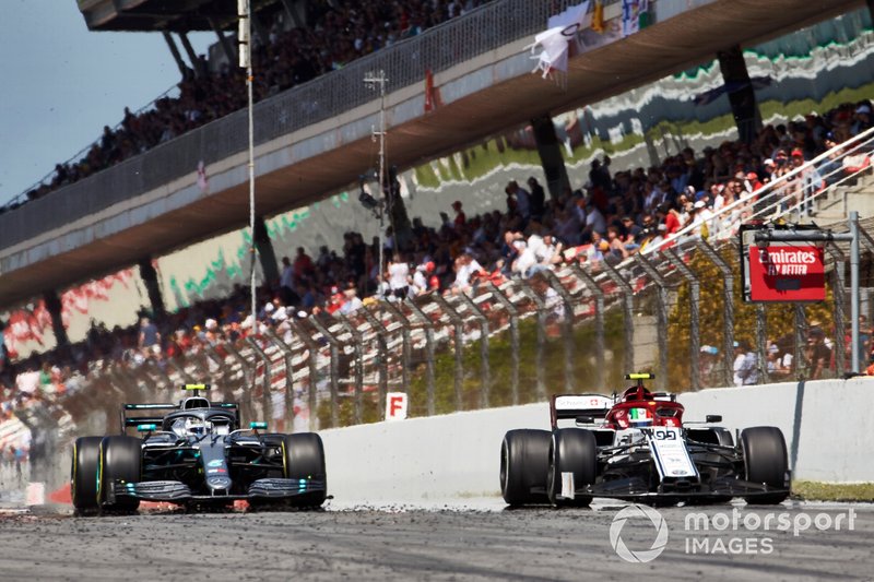 Antonio Giovinazzi, Alfa Romeo Racing C38, leads Valtteri Bottas, Mercedes AMG W10