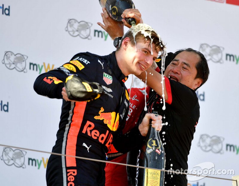 Podio: ganador de la carrera Max Verstappen, Red Bull Racing con Toyoharu Tanabe Director Honda F1