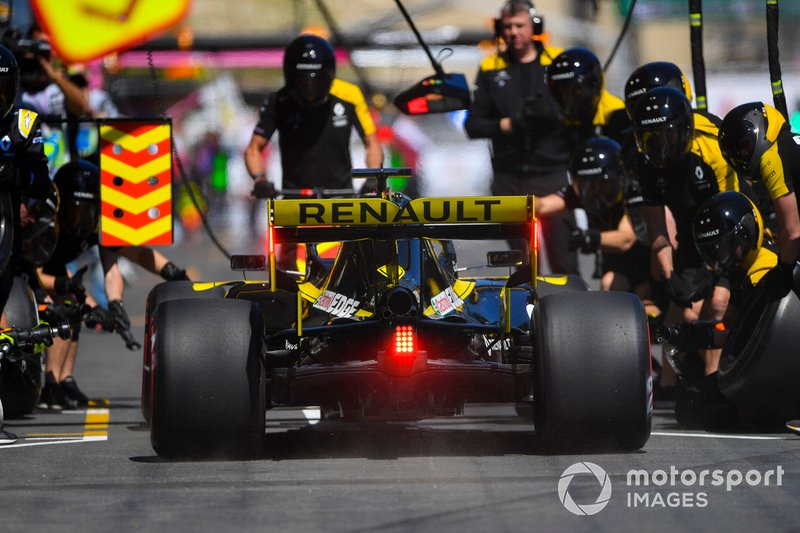Daniel Ricciardo, Renault R.S.19, in the pits during practice
