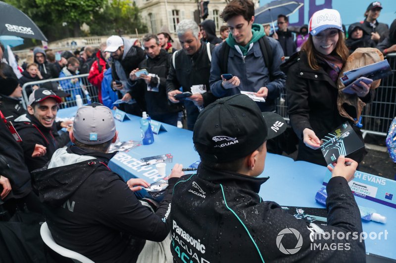 Sébastien Buemi, Nissan e.Dams, Oliver Rowland, Nissan e.Dams, Mitch Evans, Panasonic Jaguar Racing, signent des autographes