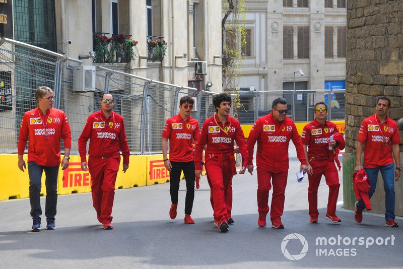 Charles Leclerc, Ferrari, recorre la pista con sus ingenieros