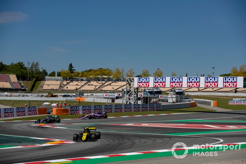Nico Hulkenberg, Renault R.S. 19, leads Lewis Hamilton, Mercedes AMG F1 W10