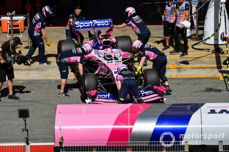 Sergio Perez, Racing Point RP19, est ramené au garage
