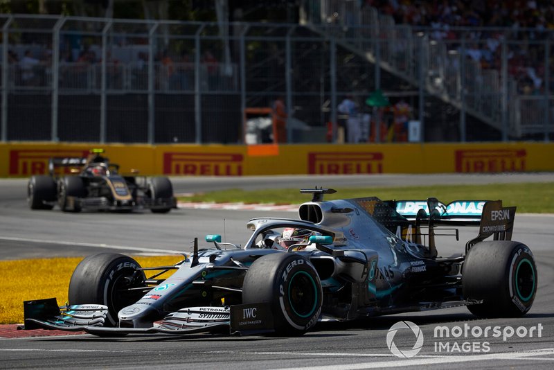 Lewis Hamilton, Mercedes AMG F1 W10, leads Kevin Magnussen, Haas VF-19