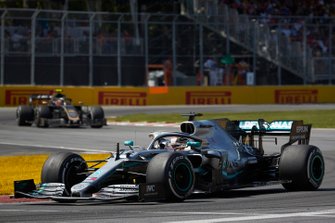 Lewis Hamilton, Mercedes AMG F1 W10, voor Kevin Magnussen, Haas VF-19
