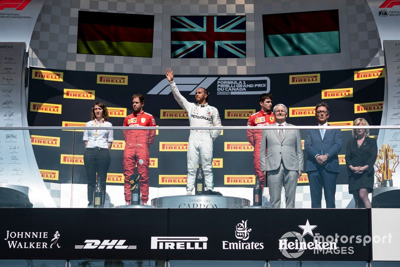 Sebastian Vettel, Ferrari, seconda posizione, Lewis Hamilton, Mercedes AMG F1, prima posizione, e Charles Leclerc, Ferrari, terza posizione, sul podio
