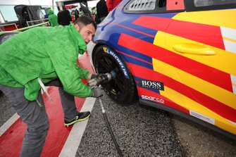 Un meccanico al lavoro sulla Porsche di Diego Bertonelli, Dinamic Motorsport, in pit lane