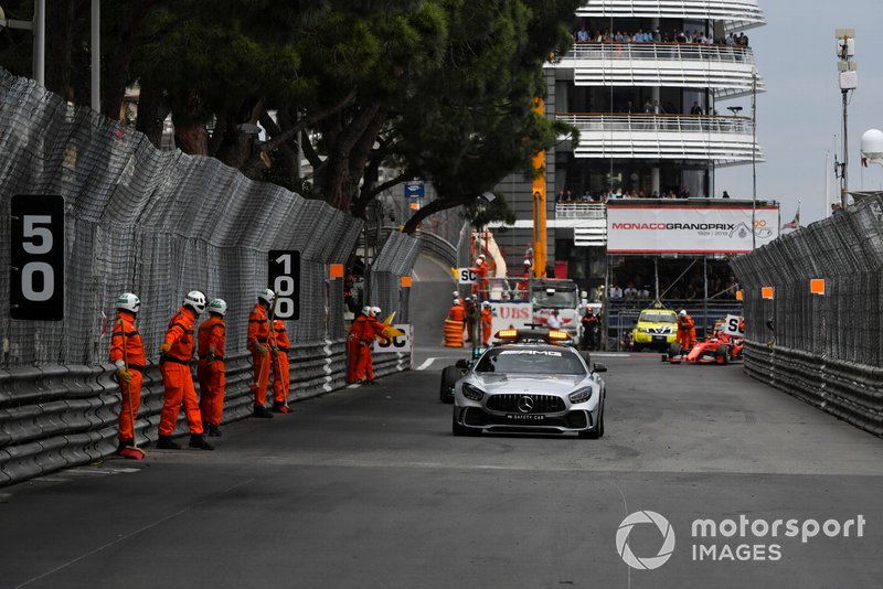 La Safety Car guida il gruppo