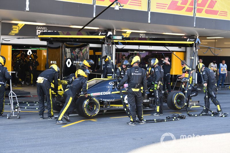 Daniel Ricciardo, Renault R.S.19, in the pits