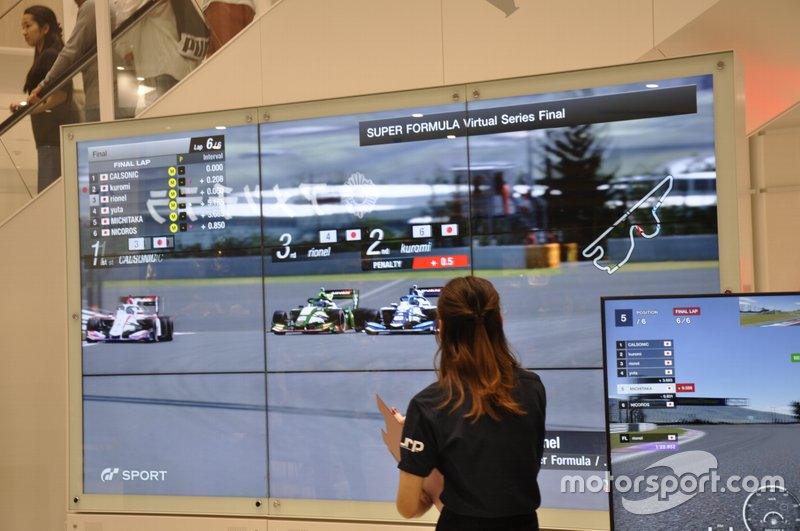 レースの模様は大型モニターで……!