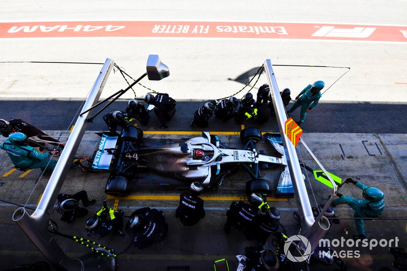 Lewis Hamilton, Mercedes AMG F1 W10 pit stop