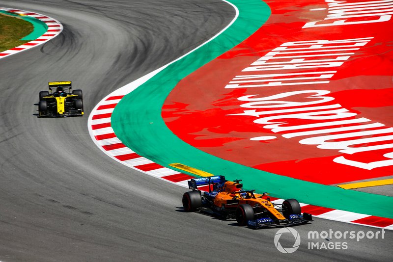 Carlos Sainz Jr., McLaren MCL34,leads Daniel Ricciardo, Renault R.S.19
