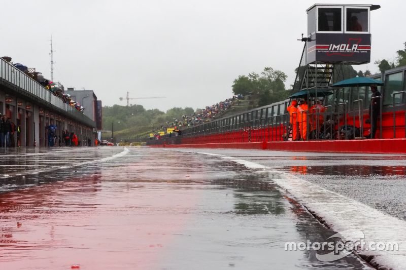 Lluvia en el paddock