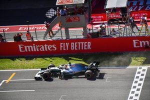 Race Winner Lewis Hamilton, Mercedes AMG F1 W10 crosses the Finish line with the checkered flag being waved