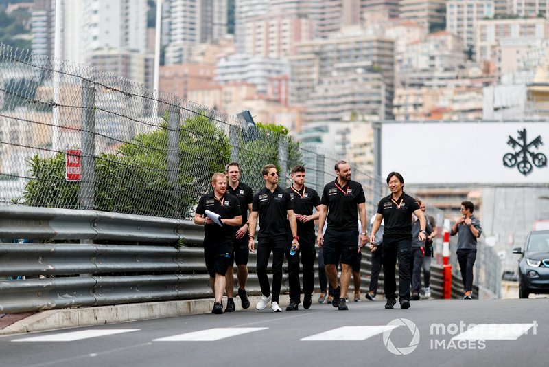 Romain Grosjean, Haas F1, ispeziona il circuito