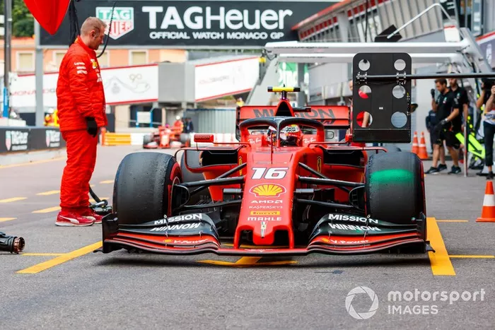 Charles Leclerc, Ferrari SF90, ai box durante le prove