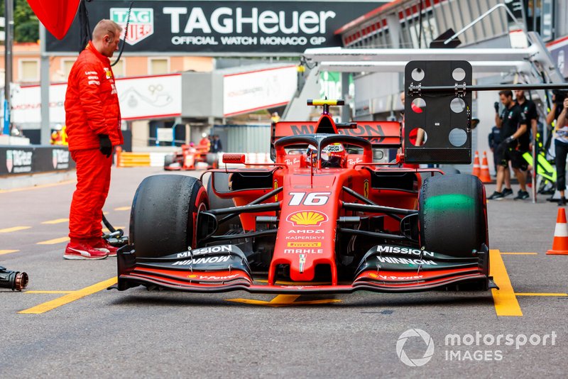 Charles Leclerc, Ferrari SF90, ai box durante le prove