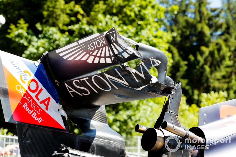 Damage rear wing of Max Verstappen, Red Bull Racing RB15