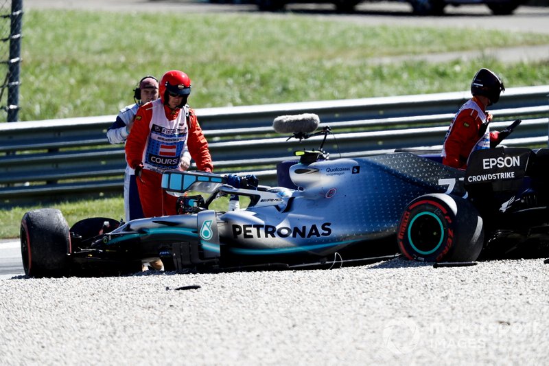 Marshals coming to the crash of Valtteri Bottas, Mercedes AMG W10