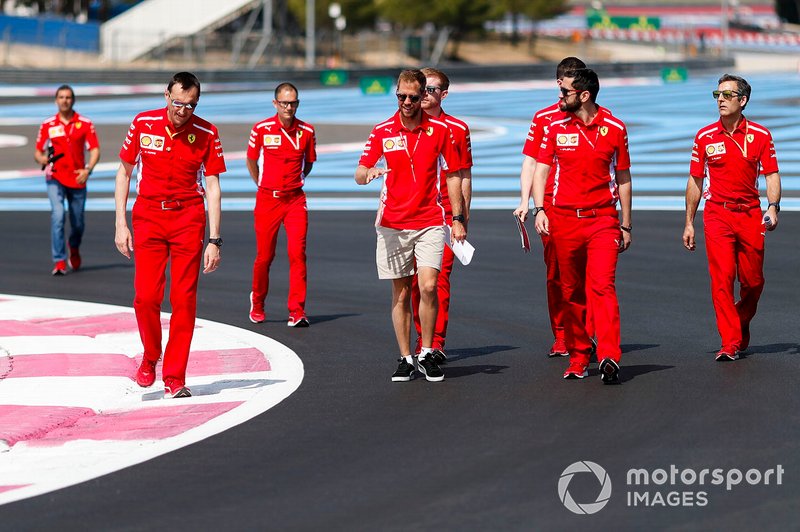 Sebastian Vettel, Ferrari, ispeziona il circuito