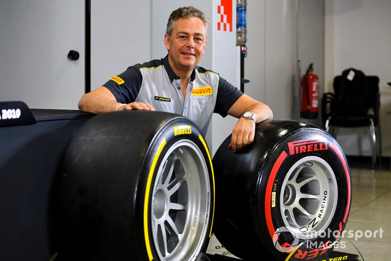 Mario Isola, directeur de la compétition de Pirelli Motorsport présente les nouveaux pneus de F2