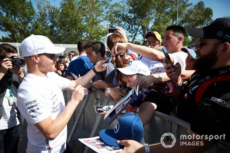 Valtteri Bottas, Mercedes AMG F1 signs an autograph for a fan