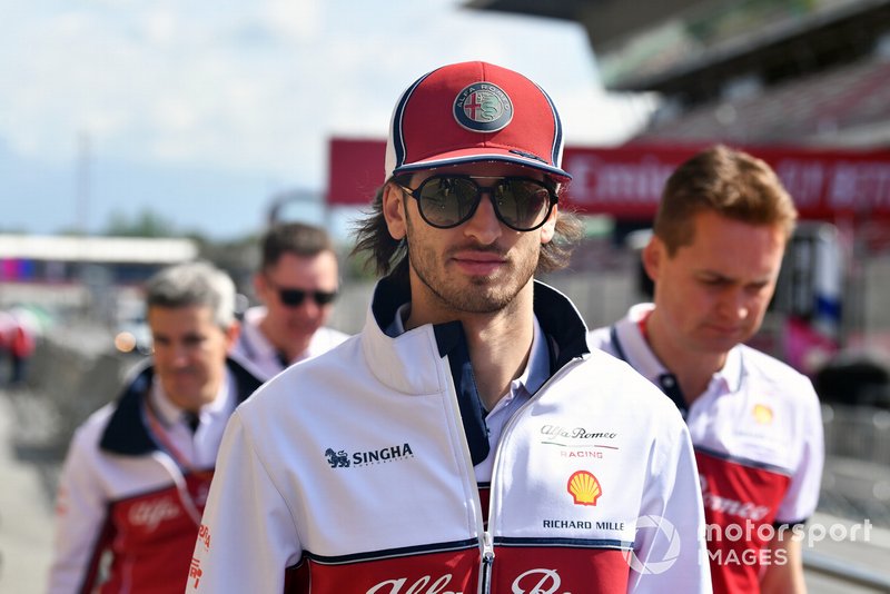 Antonio Giovinazzi, Alfa Romeo Racing in the pit lane