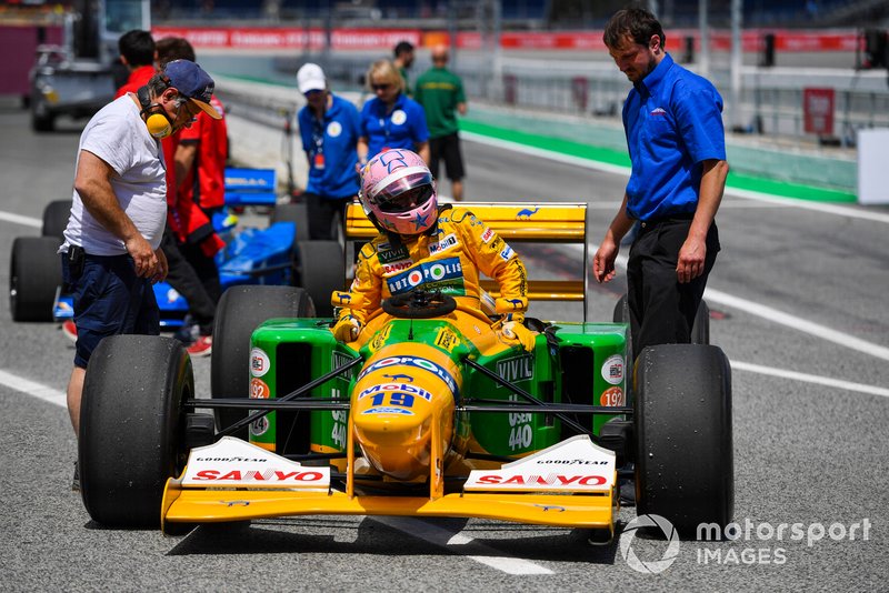 Лорина Маклафлин на Benetton B192 Ford, участница заездов болидов прошлых лет