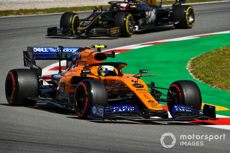 Lando Norris, McLaren MCL34, Romain Grosjean, Haas F1 Team VF-19