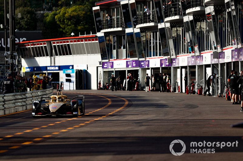 Andre Lotterer, DS TECHEETAH, DS E-Tense FE19 in the pit lane