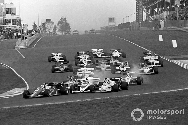 Айртон Сенна (Toleman №19) попробовал по внутренней траектории опередить Williams Кейо Росберга…