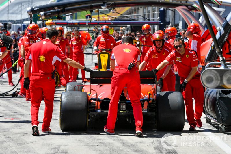 Il team Ferrari prova un pit stop