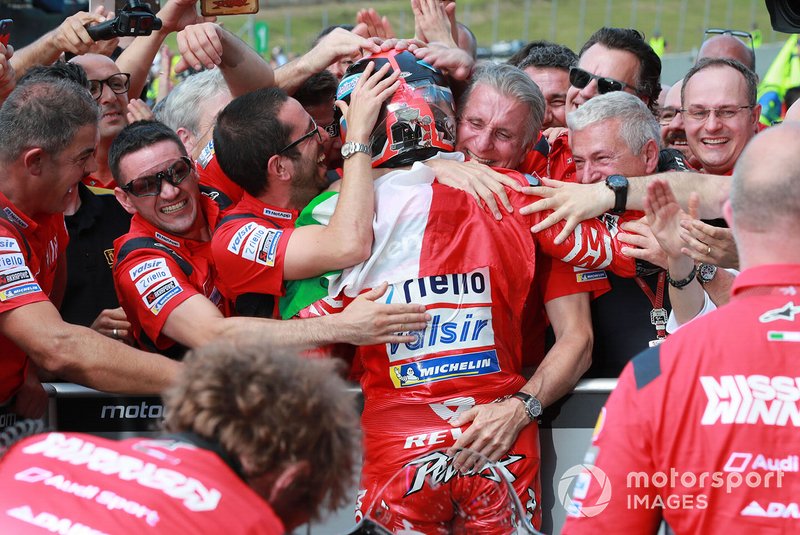 Petrucci celebra con el equipo su victoria en Italia 2019