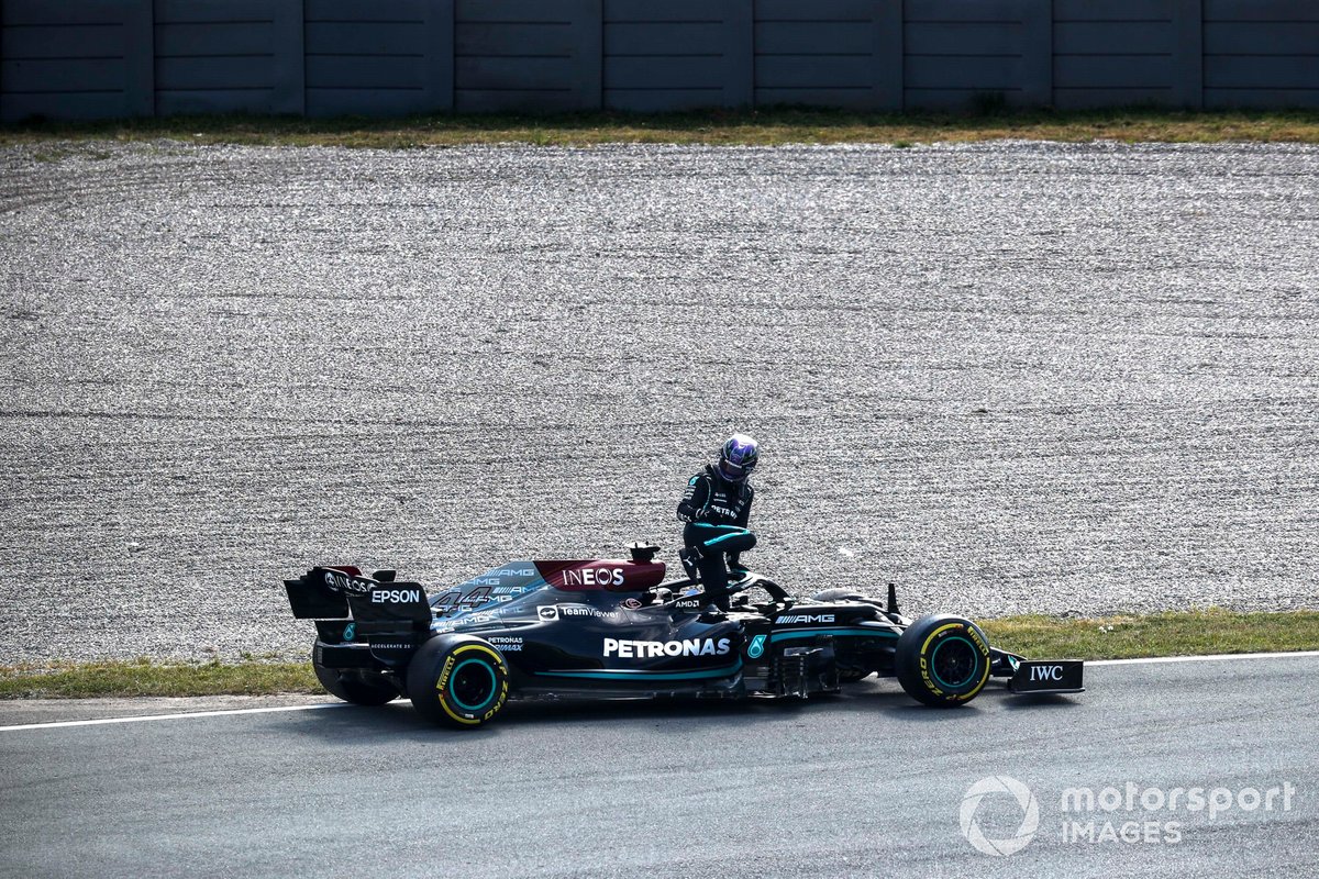 Lewis Hamilton, Mercedes W12, si rompe durante le FP2
