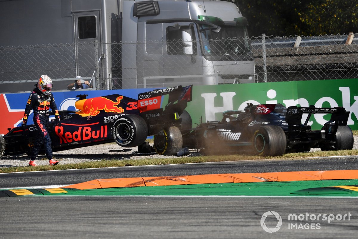 Secuencia del choque de Max Verstappen, Red Bull Racing, sale de su coche