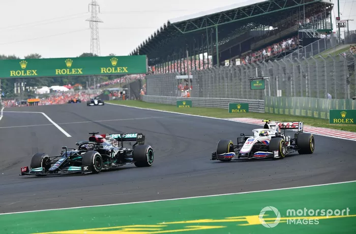 Lewis Hamilton, Mercedes W12, adelanta a Mick Schumacher, Haas VF-21