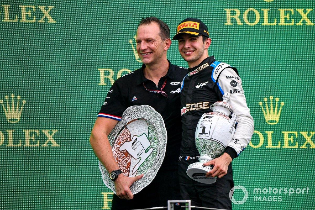 Laurent Rossi, CEO, Alpine F1, ed Esteban Ocon, Alpine F1, primo classificato, sul podio
