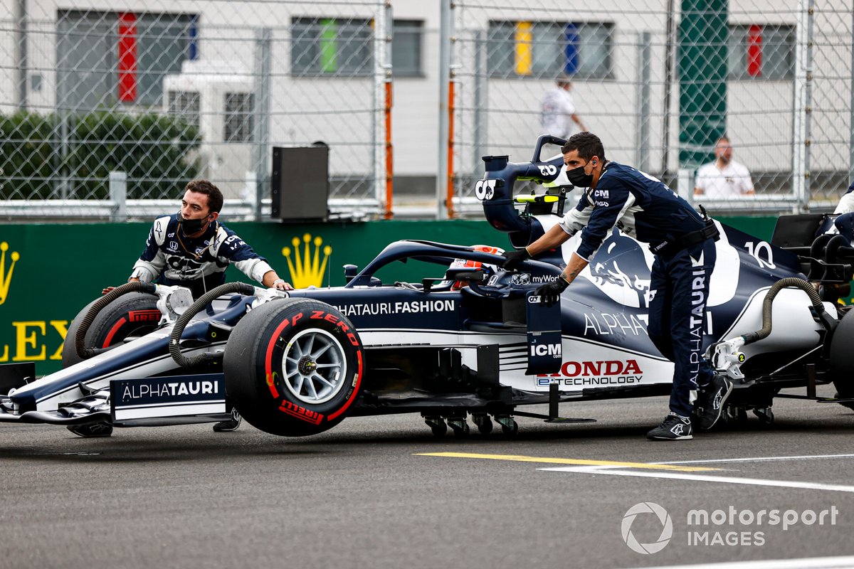 Pierre Gasly, AlphaTauri AT02, arriva sulla griglia