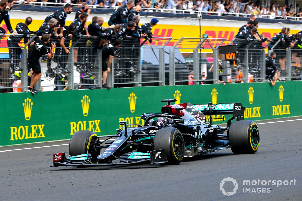 Lewis Hamilton, Mercedes W12, terzo classificato, taglia il traguardo