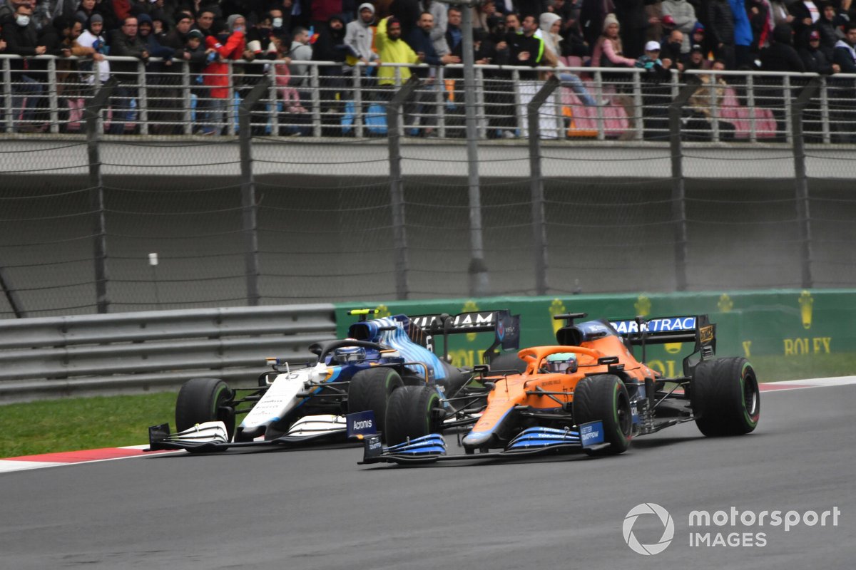Daniel Ricciardo, McLaren MCL35M, Nicholas Latifi, Williams FW43B