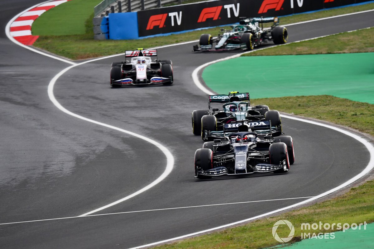 Yuki Tsunoda, AlphaTauri AT02, Sebastian Vettel, Aston Martin AMR21, Mick Schumacher, Haas VF-21, e Lance Stroll, Aston Martin AMR21