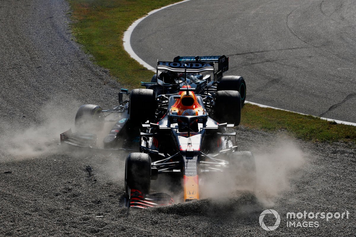 Lewis Hamilton, Mercedes W12, y Max Verstappen, Red Bull Racing RB16B chocan durante la carrera