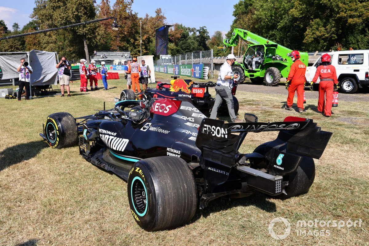 Los coches dañados de Max Verstappen, Red Bull Racing RB16B, y Lewis Hamilton, Mercedes W12