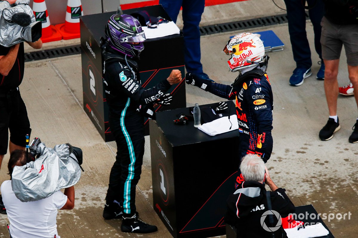 Lewis Hamilton, Mercedes, 1a posizione, e Max Verstappen, Red Bull Racing, 2a posizione