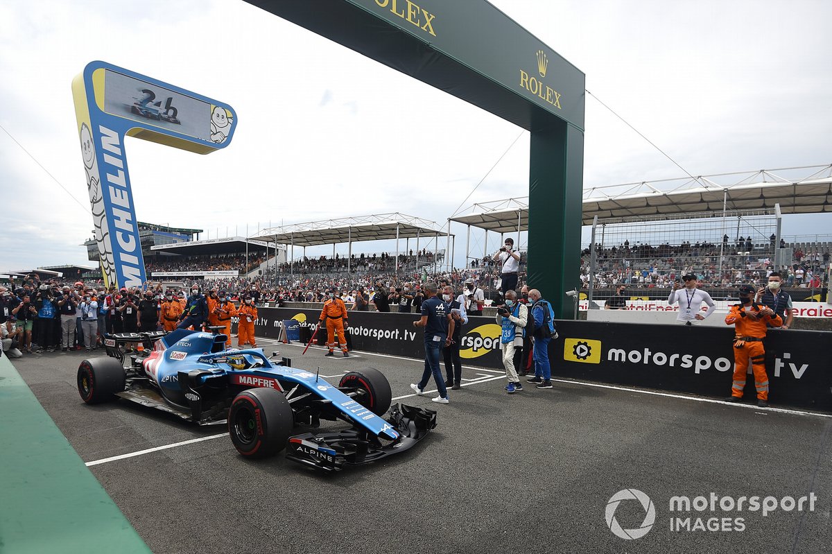 Fernando Alonso comienza una carrera de demostración en su Alpine F1