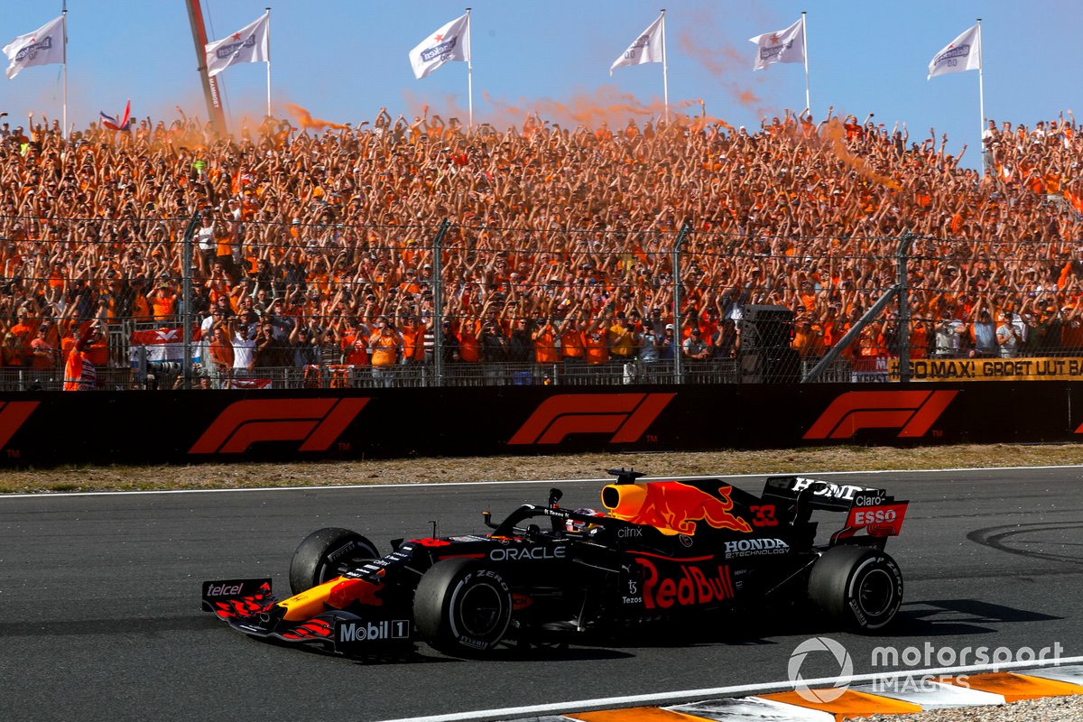 Ganador Max Verstappen, Red Bull Racing RB16B saluda a los fans