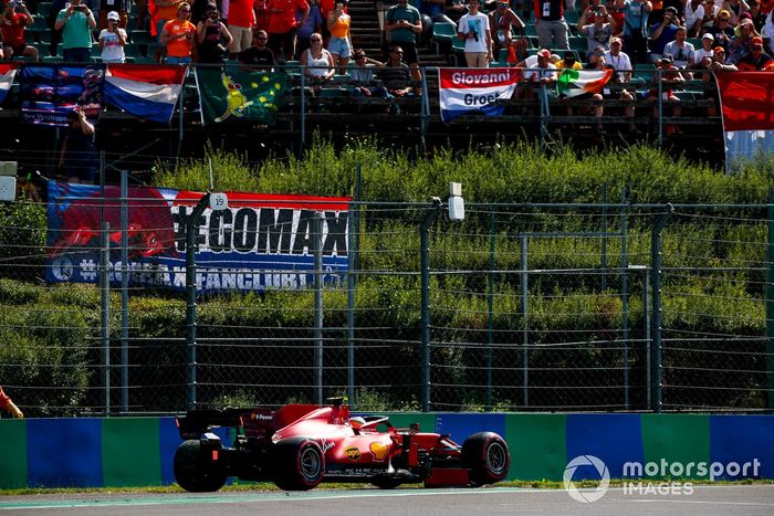 Carlos Sainz Jr., el Ferrari SF21 choca en la clasificación